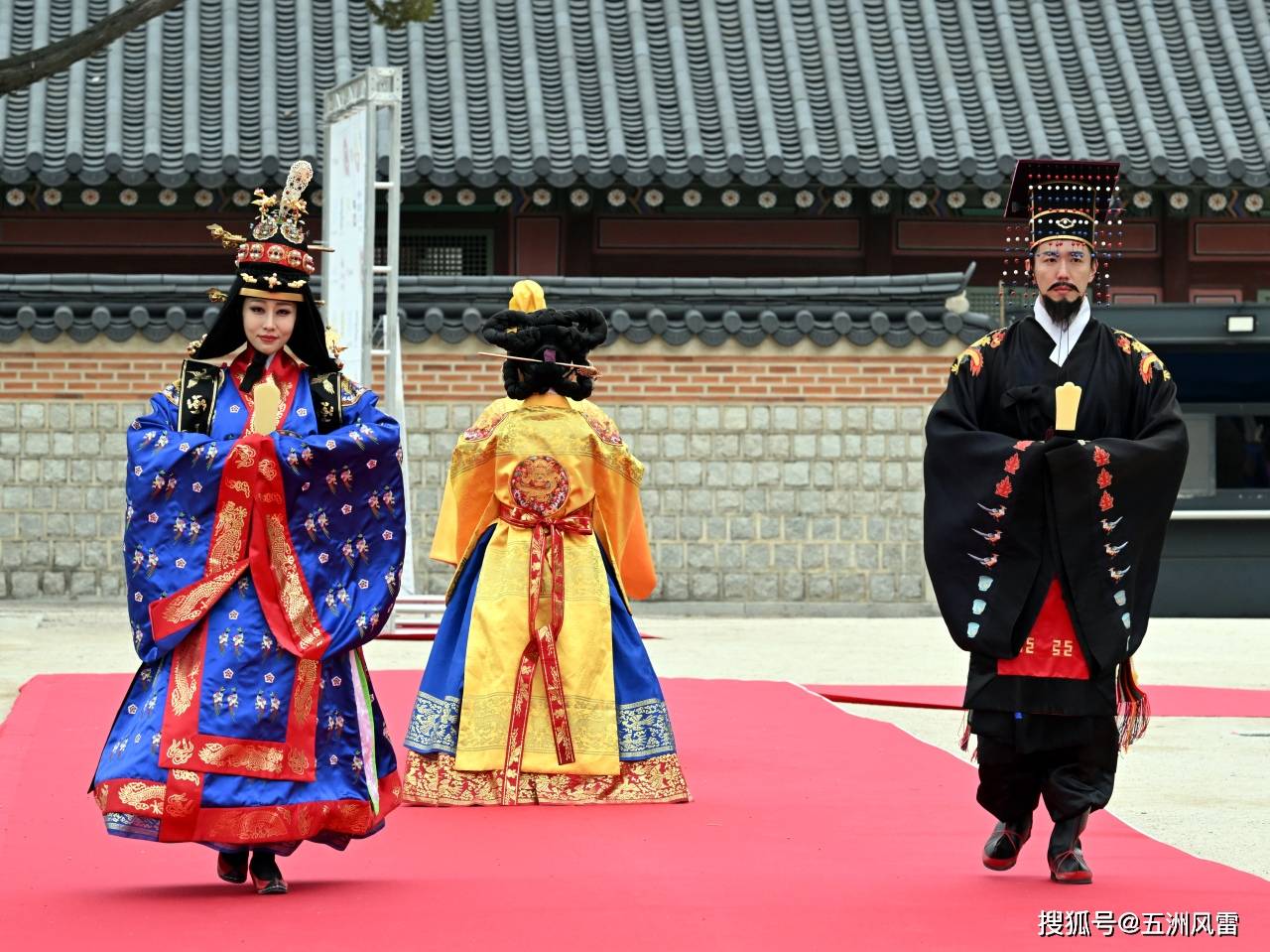 文化 韩国上演韩服时装秀，与卡塔尔服装同台走秀，共庆2022年世界杯