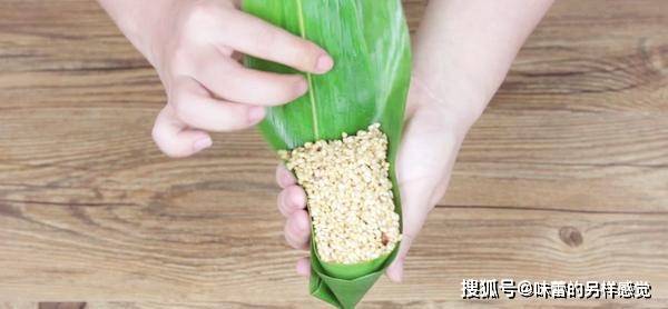 加入适量|教你包粽子啦,江南经典五花肉四角粽,肉馅肥而不腻,粽香四溢