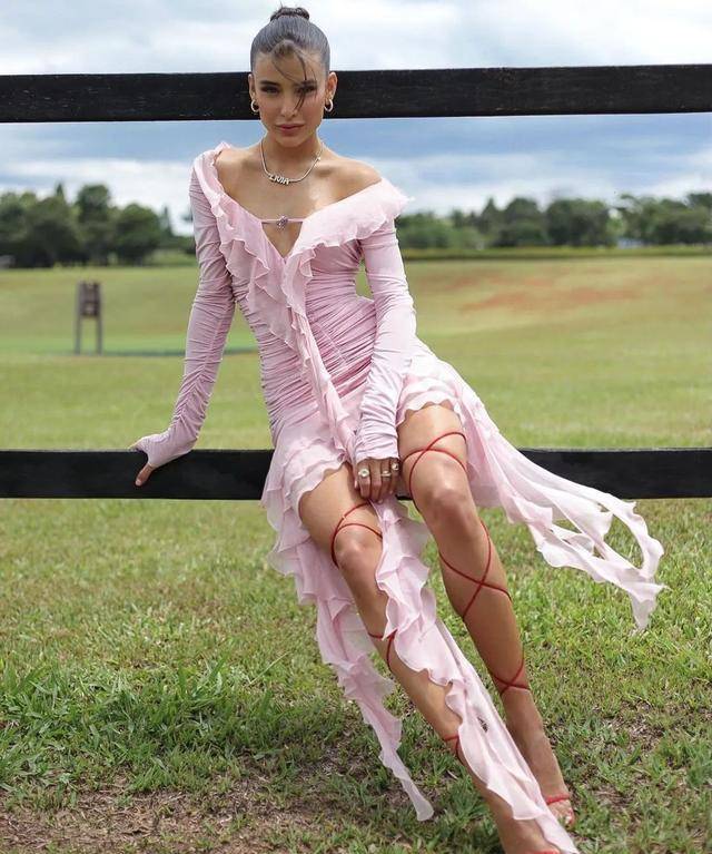 裙子 欧阳娜娜穿粉裙子被夸变人间水蜜桃，今年春夏流行这些粉裙子了？