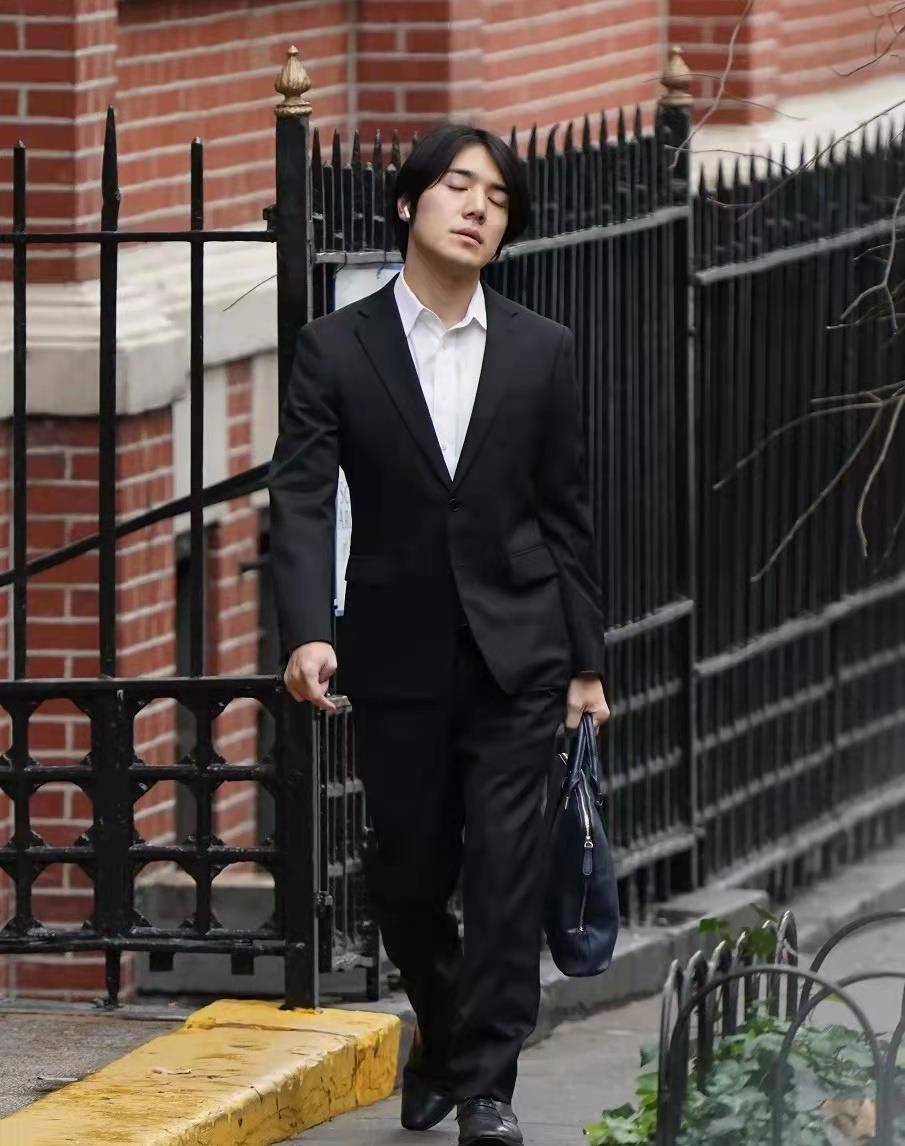小室圭穿开胶鞋真子多次穿同件大衣亮相她的1亿存款能扛住吗