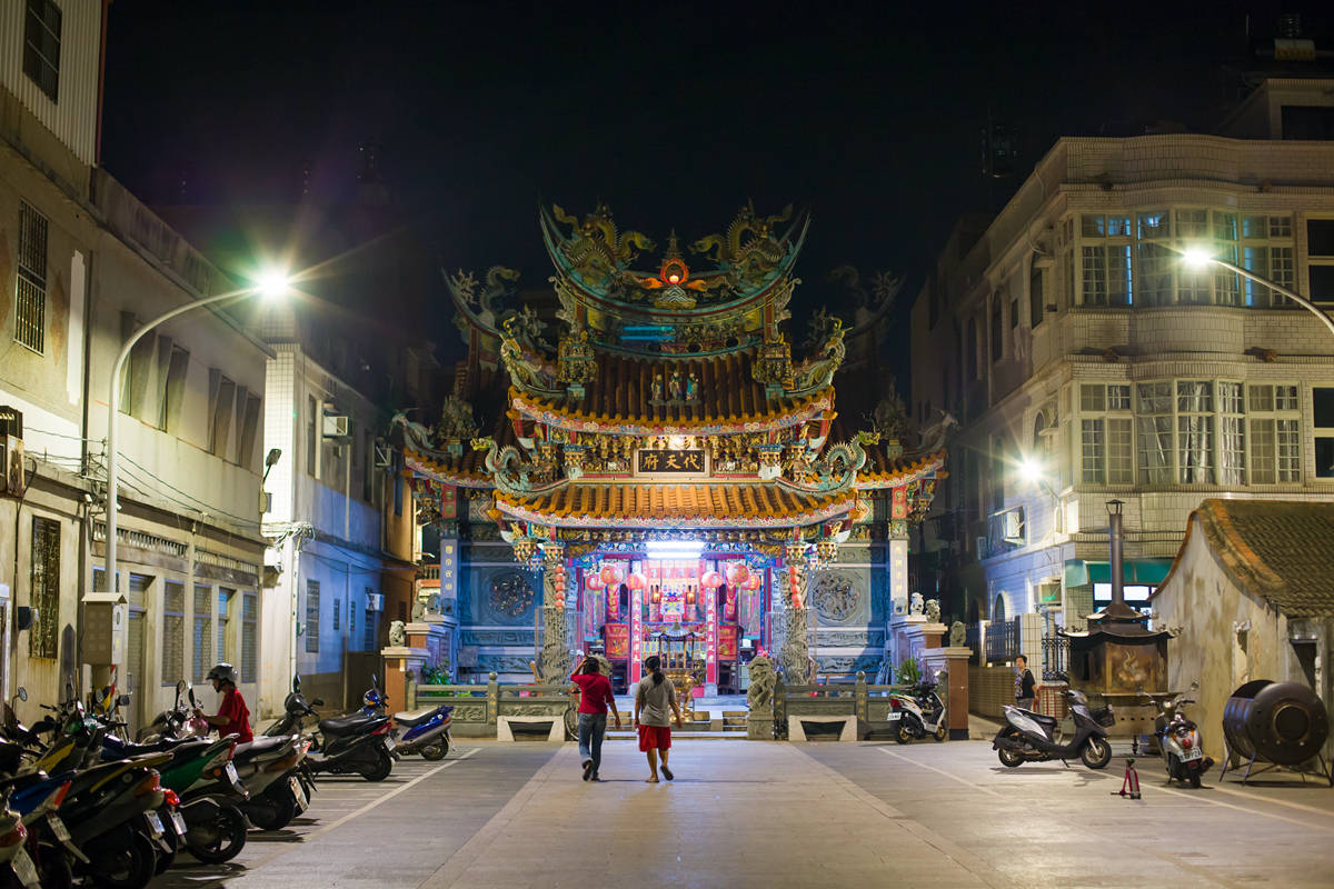 中国有条令人“脸红”的街，游客争着打卡却不好意思说，太尴尬了