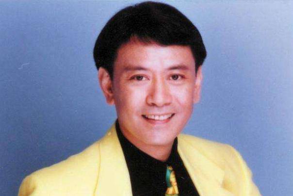 说起罗文,起初他因长相酷似郑少秋而小有名气,同时他和郑少秋的前妻