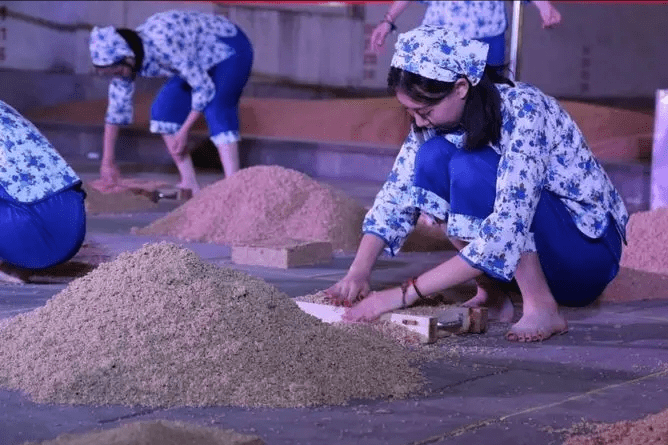 酒曲|同样都是脚踩，脚踩酸菜万人唾骂，为何脚踩葡萄酒千金不换？