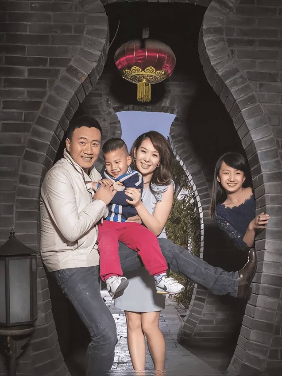 胡军在家的时候,会很心疼妻子卢芳,操劳着家里的大小事务.