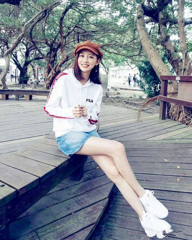 原创台湾超模梁以辰甜美风格曼妙身材搭配蓝色吊带裙性感至极