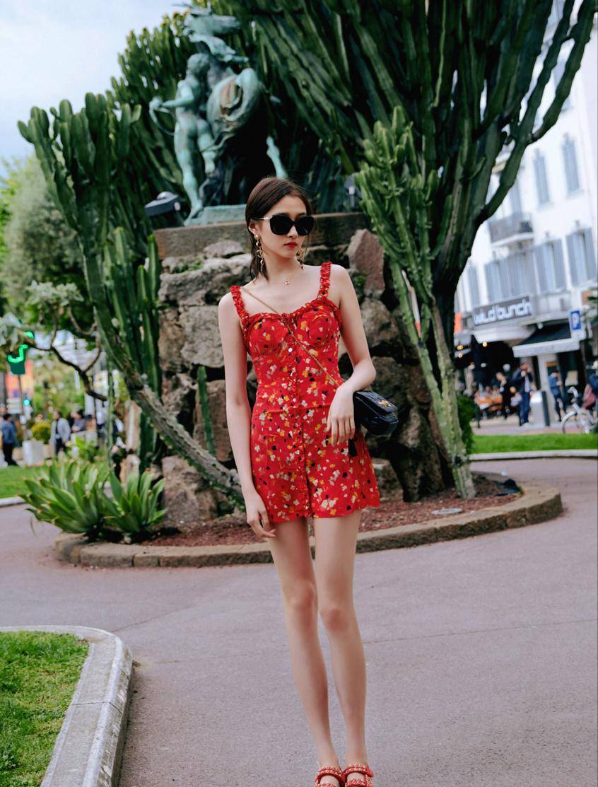 丝袜 关晓彤也开始“作妖“,穿白丝袜配红凉鞋好辣眼,有颜值就是任性