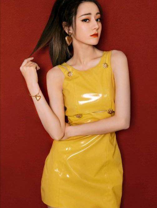 人间“人间尤物”迪丽热巴身着白裙，仙气飘飘仿若仙女，不愧是女神！