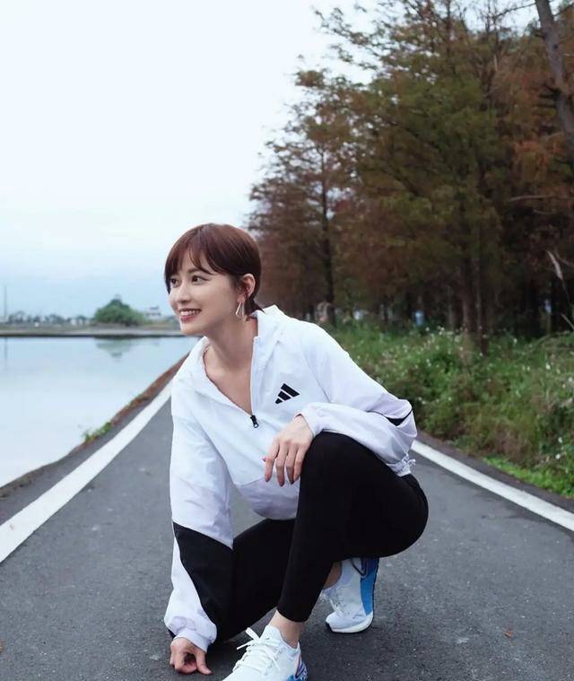 原创台湾超模梁以辰甜美风格曼妙身材搭配蓝色吊带裙性感至极