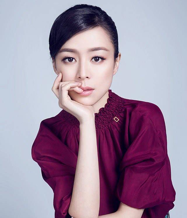 原创张静初罕见亮相一袭长裙气质清新39岁颜值仍十分惊艳