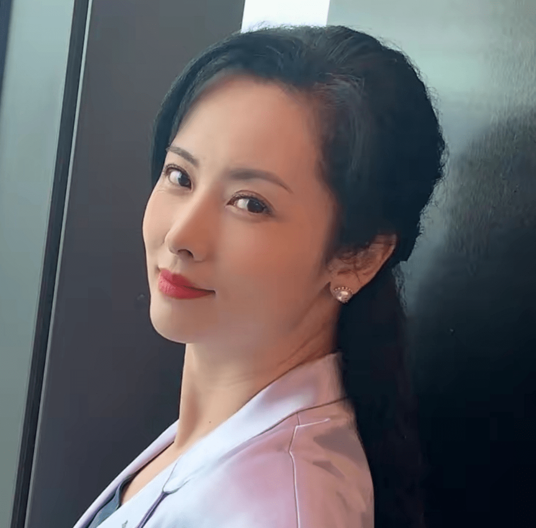 杨明娜解释道:自己近日在苏州和任嘉伦,baby拍戏,要化妆,穿西装,高跟
