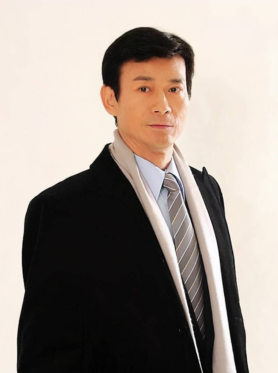 73岁老戏骨郑少秋和邓萃雯同框 双层西装依然帅气 像40多岁