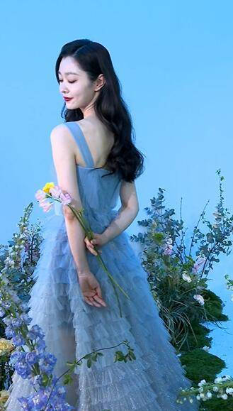 宋轶春日氛围感大片释出 穿梦幻瓷青色长裙超优雅