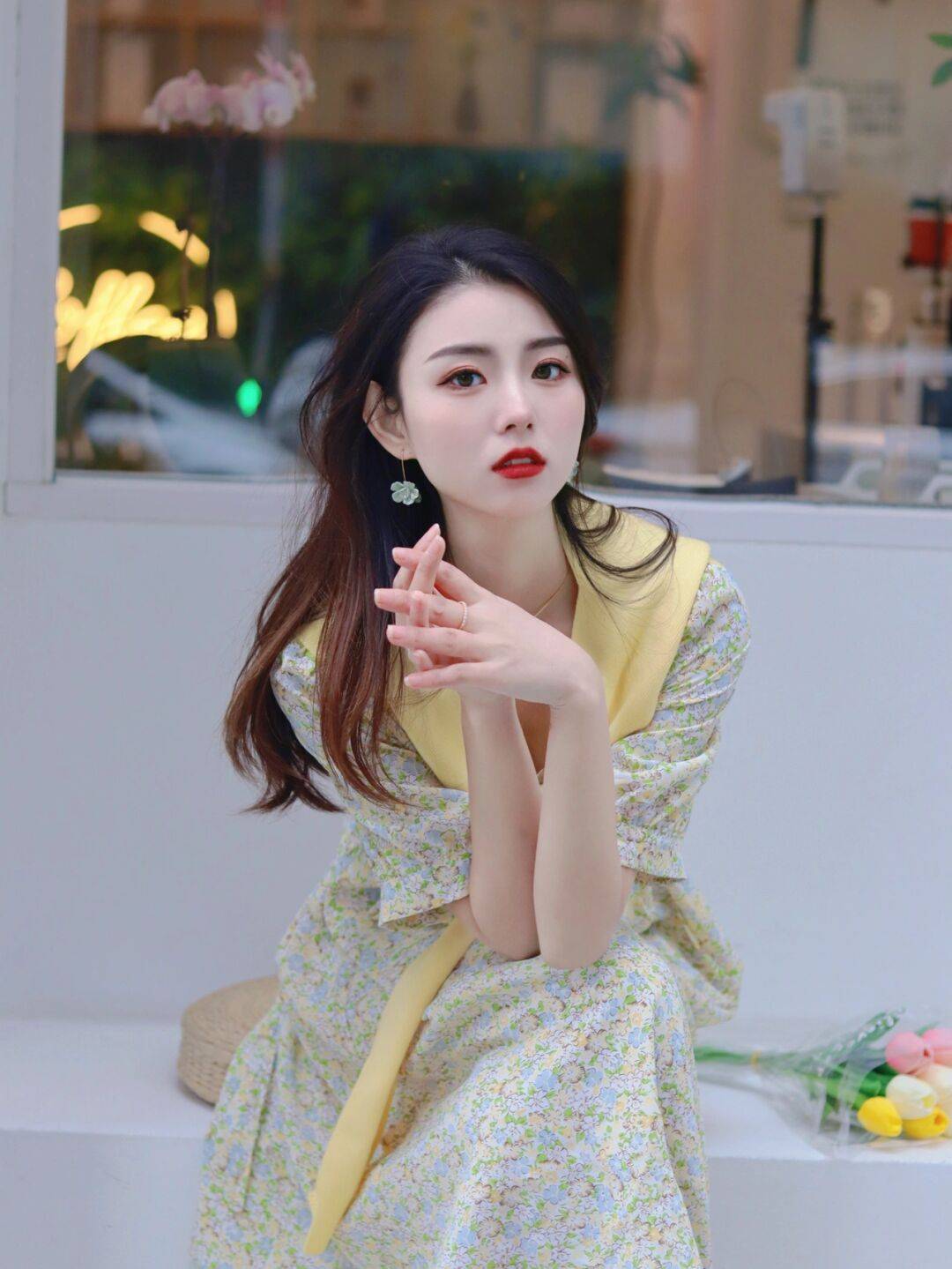 青春 约会穿搭指南,印花一字肩上衣搭配牛仔短裤青春感满分,漂亮大气