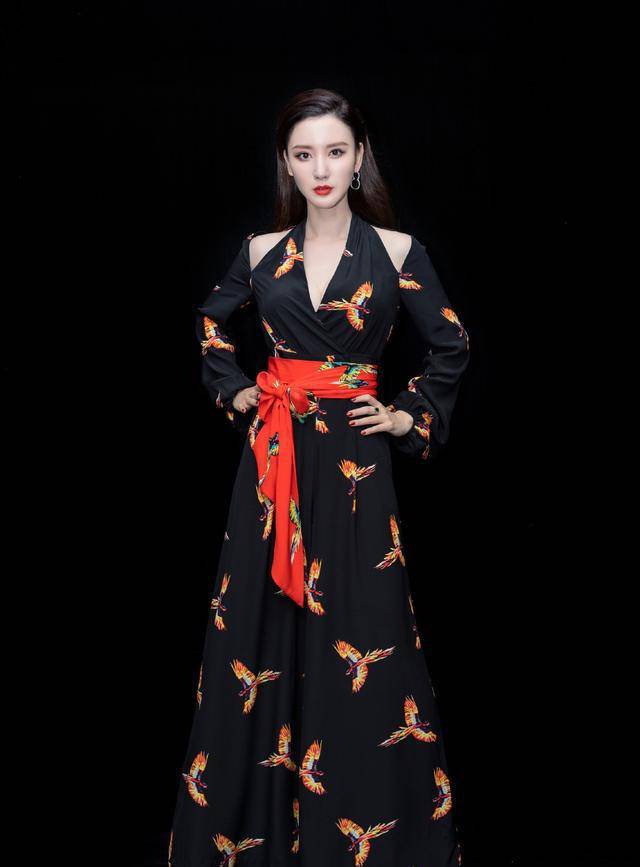 显示 “张乘乘”越发高调了,穿大红色套装裙配深色大衣,明艳霸气