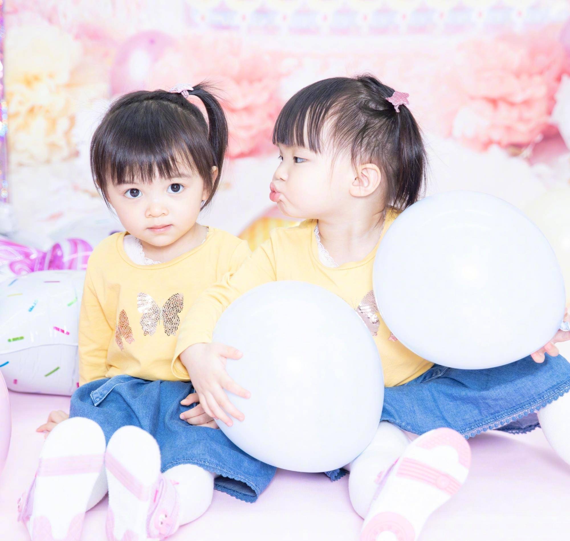 蓝色 熊黛林晒女儿2岁生日照，双子星模样差别大，妹妹像爸爸颜值吃亏