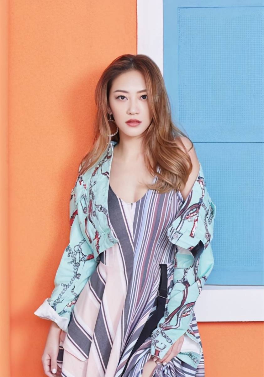 37岁应采儿百变时尚 一袭红裙惊艳四方 可成熟可少女_风格_性格_印花