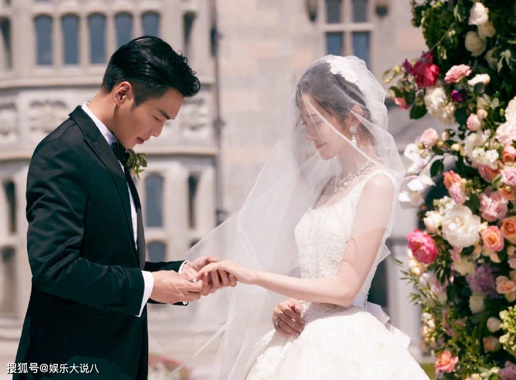 张若昀一家三口罕见同框,乘坐300万豪车出行,1岁女儿颜值超高_唐艺昕