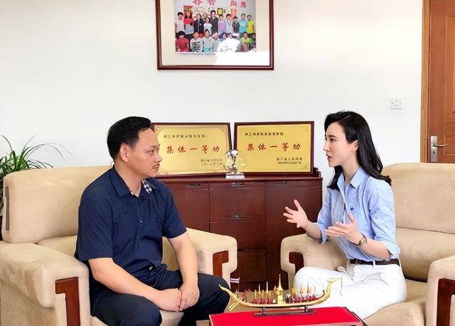 两人在飞机上认识,并且对彼此都非常有好感,因此在占旭刚提出结婚的