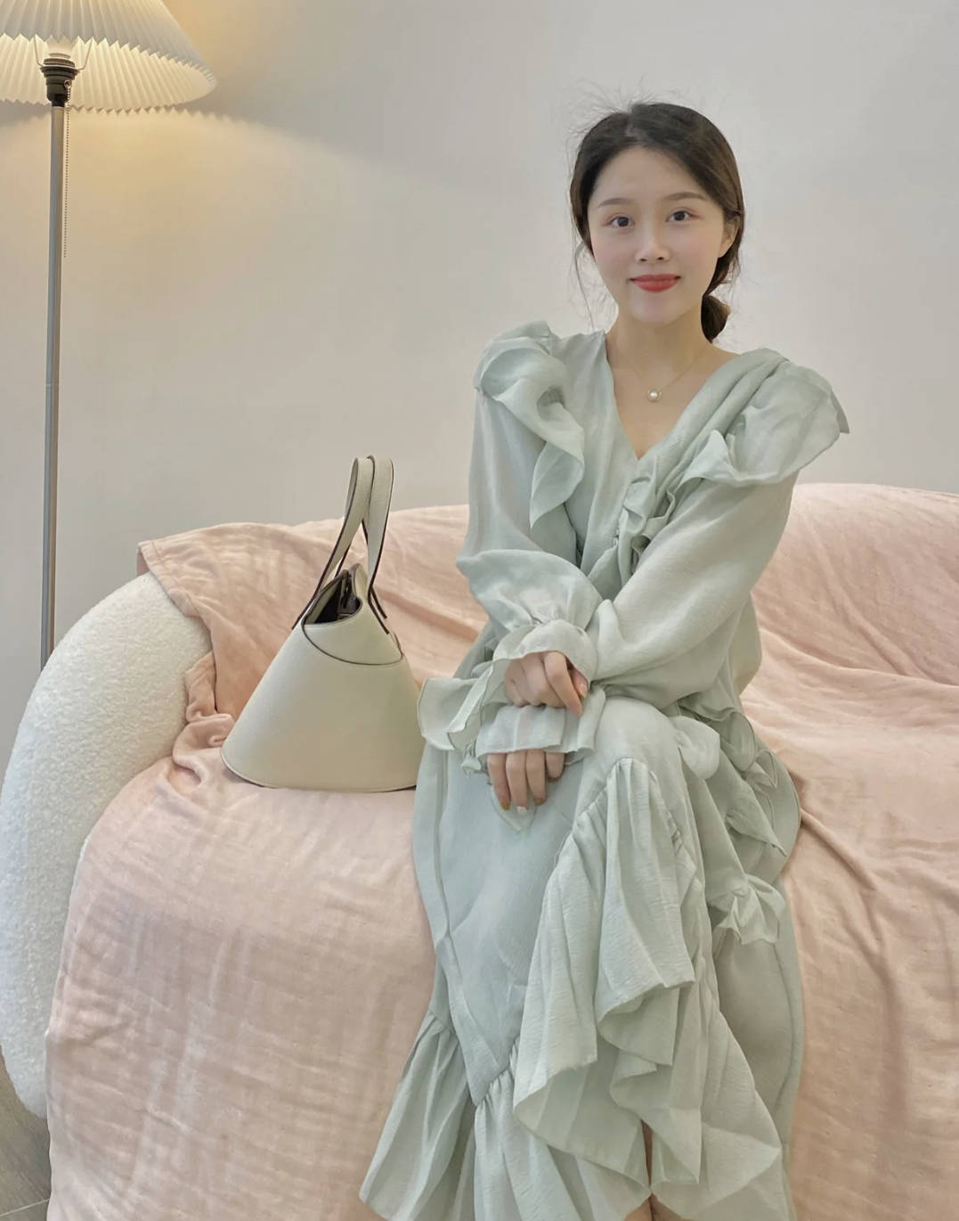 氛围 连衣裙如何穿出春日氛围感？教你高阶搭配秘诀，轻松拿捏时尚密码