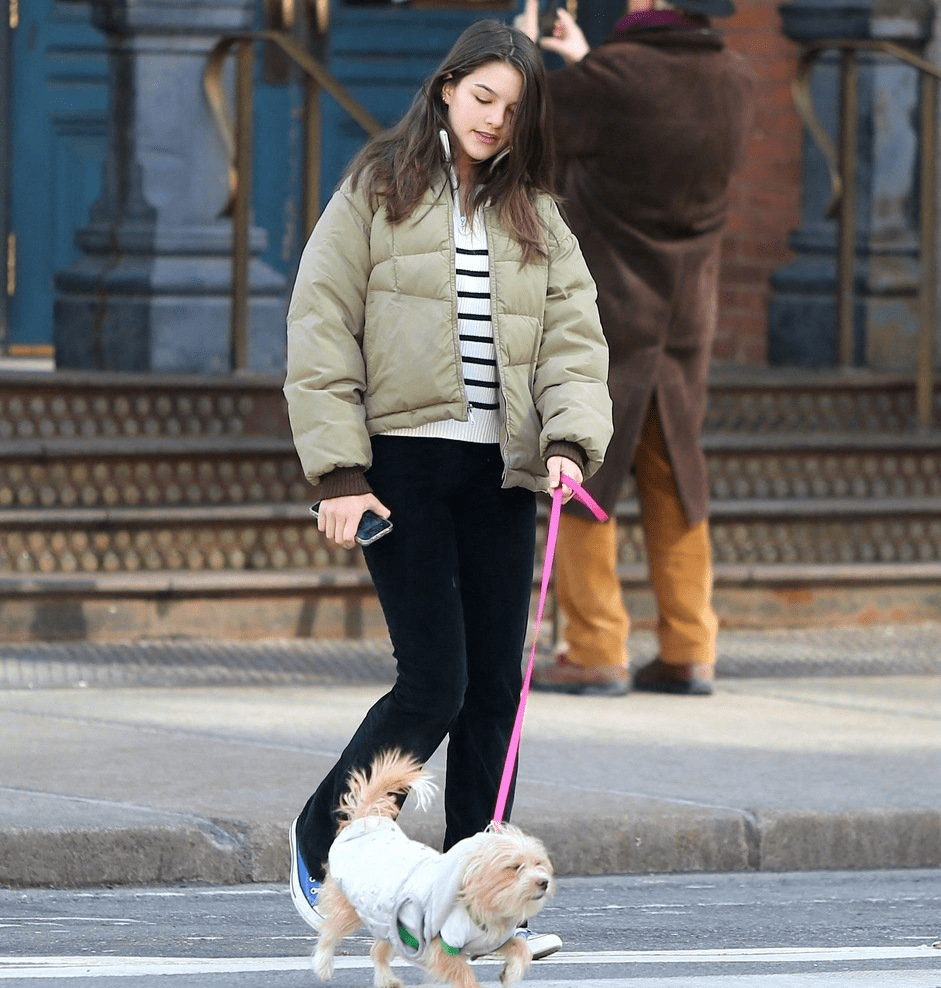 汤姆·克鲁斯女儿苏瑞长大了,穿小短裙街头遛狗,颜值像爸爸翻版_suri