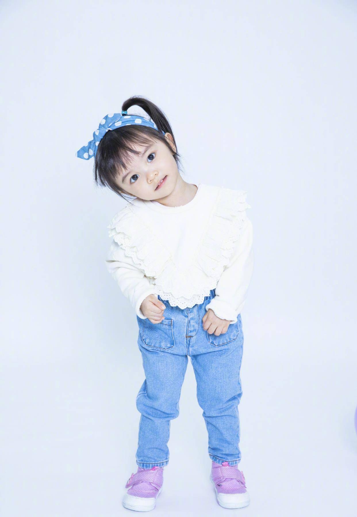 蓝色 熊黛林晒女儿2岁生日照，双子星模样差别大，妹妹像爸爸颜值吃亏