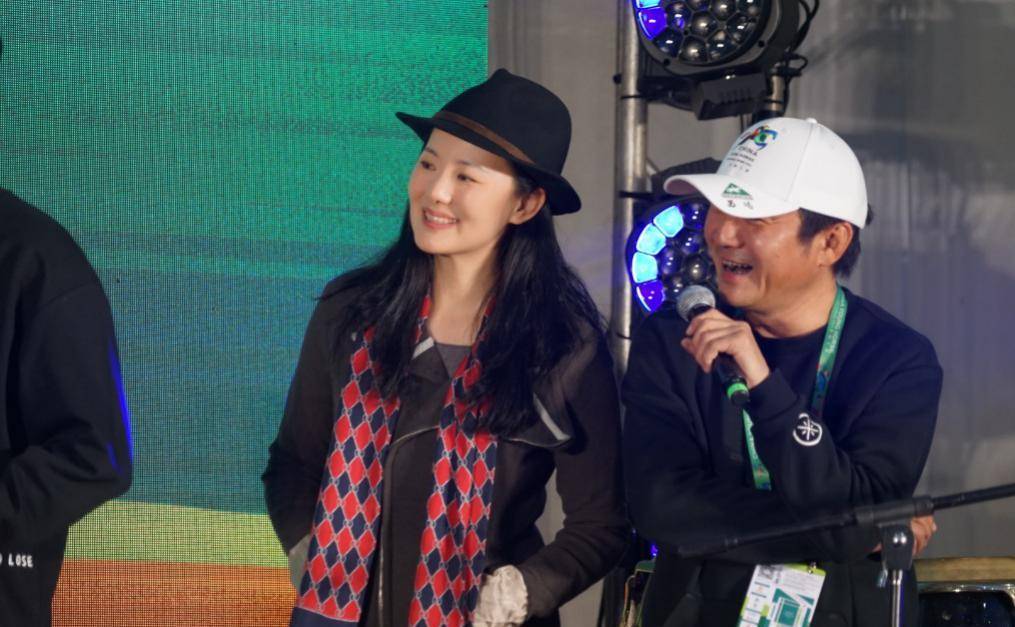 黑色 都知道咏梅得影后,却没人知道她年轻时多美,她老公才是真正大咖