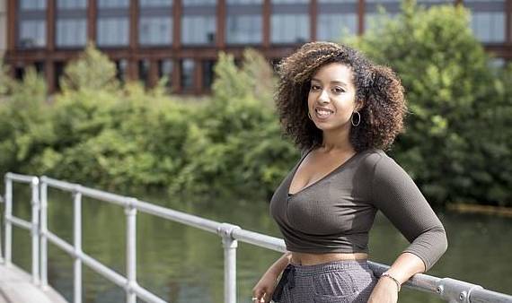 在父亲去世后,乔治娜终于鼓起勇气去验了dna,结果显示,乔治娜并不是