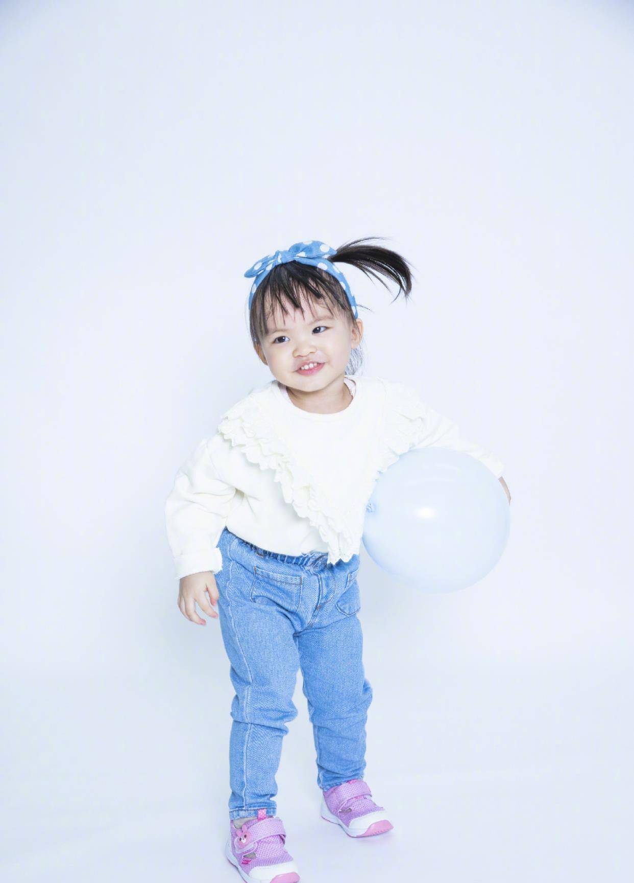 蓝色 熊黛林晒女儿2岁生日照，双子星模样差别大，妹妹像爸爸颜值吃亏