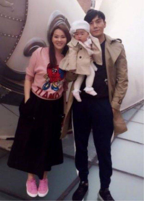 黑色 伊能静贴下睫毛像苍蝇腿，衣服起球还在穿，明星都这么节俭了吗？