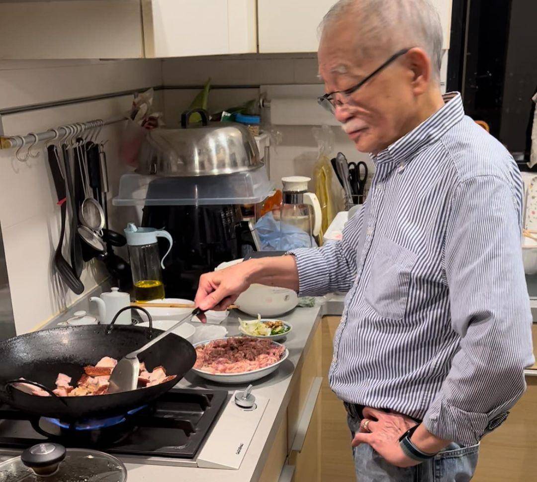 原创黄浩然忙里偷闲为老婆庆生莫家嘉有你们就满足