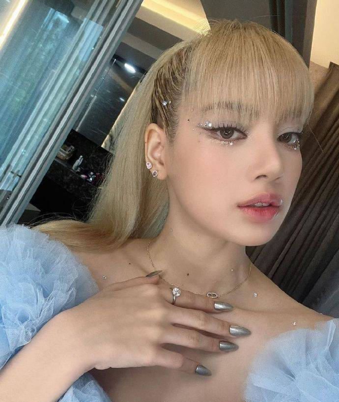 Lisa晒出25岁庆生照 金发高马尾甜辣风穿搭超美-搜狐大视野-搜狐新闻