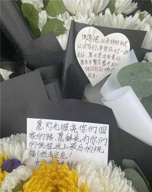 原创遇难者头七祭陶罐泥土百合与哆啦a梦鲜花铺满回家路