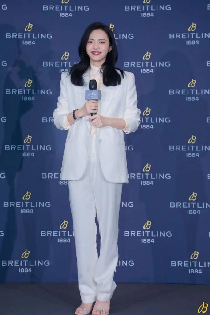 黑色 姚晨和老公甜蜜亮相机场 机车风搭配花衬衫 老公头发稀松