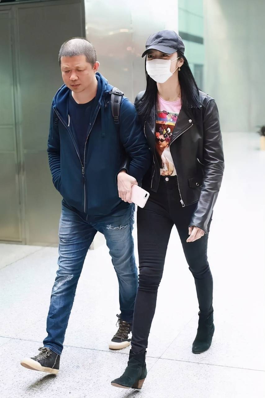 黑色 姚晨和老公甜蜜亮相机场 机车风搭配花衬衫 老公头发稀松