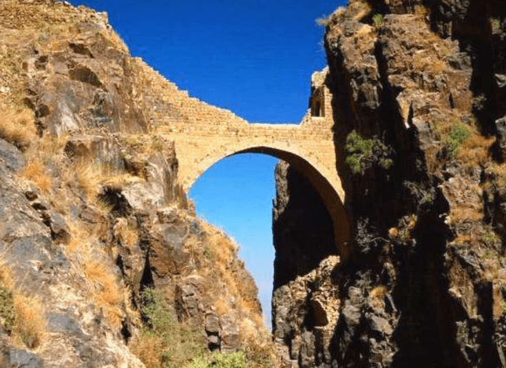 全球最神秘的古桥，横跨峡谷20米却无桥墩支撑，建造方法至今为谜