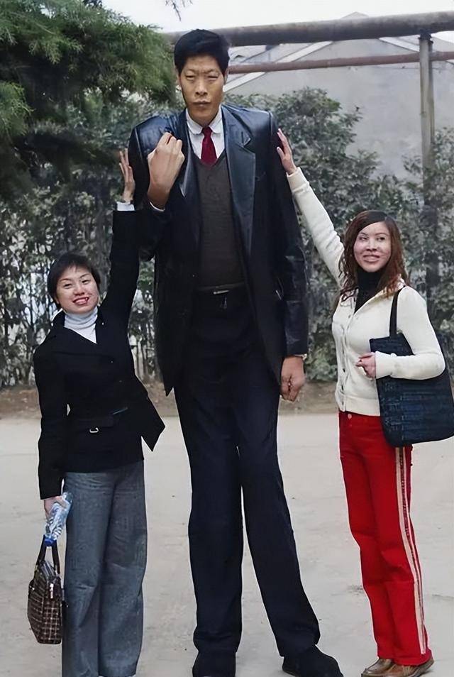 亚洲第一巨人张俊才身高242米23年前娶重庆姑娘如今怎样了