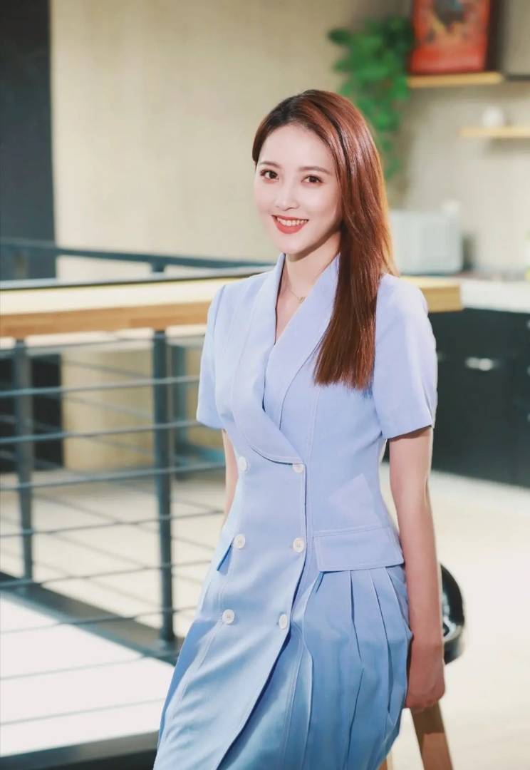 中国传媒校花女神李丹职业搭配带着清甜身材颜值满分