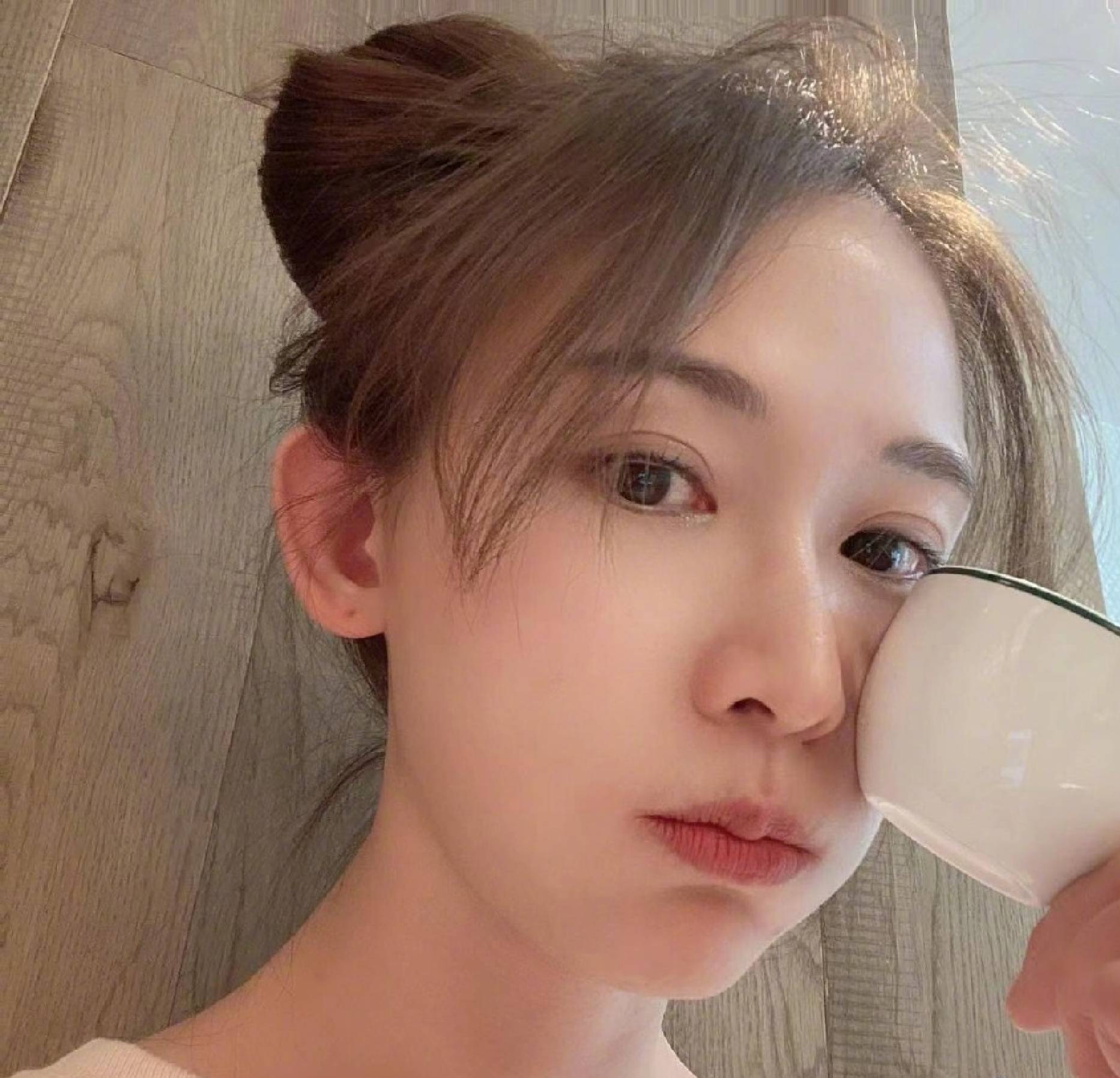 48岁林志玲产后首晒照嘟嘴自拍超冻龄不失少女感