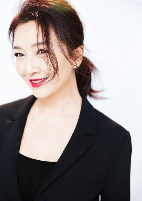 显得 53岁江珊太会搭 和36岁的王珞丹同台似同龄人 气质拿捏到位