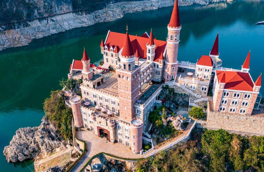 富豪投资2.4亿，在景区里建私人城堡，旅客络绎不停，该拆照旧该留？
