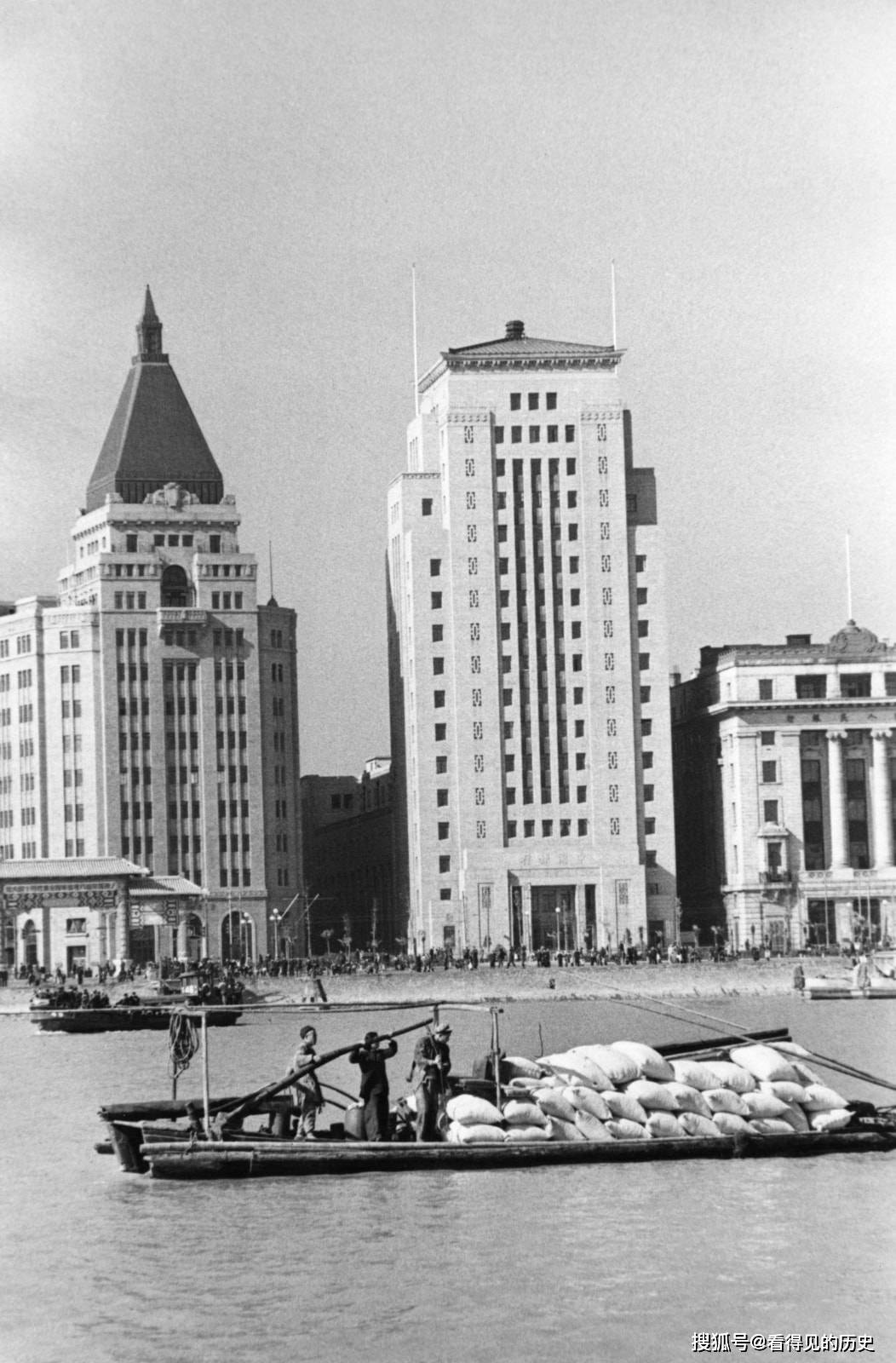 老照片法国摄影师镜头下的1955年上海漂亮的外滩建筑