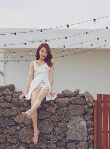 原创许婧学女明星穿时尚裙33岁还有初恋感陈赫真不后悔