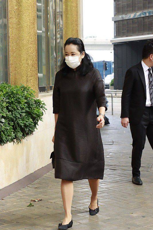 郭晶晶 不愧是郭晶晶的婆婆，朱玲玲都60多了，穿搭还是很低调不装嫩