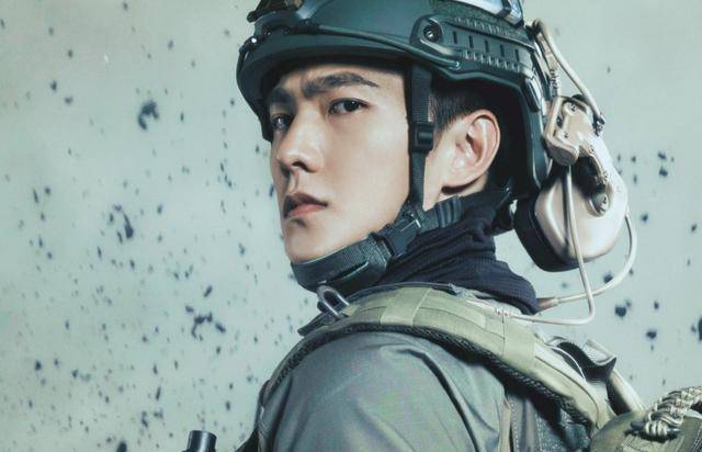 原创29岁杨洋晒新剧照片军姿挺拔气宇轩昂铁血男儿霸气十足