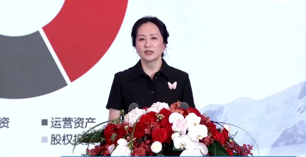 后首 孟晚舟回国后首秀！盘发气场霸道碾压男董事长，满面春光年轻10岁