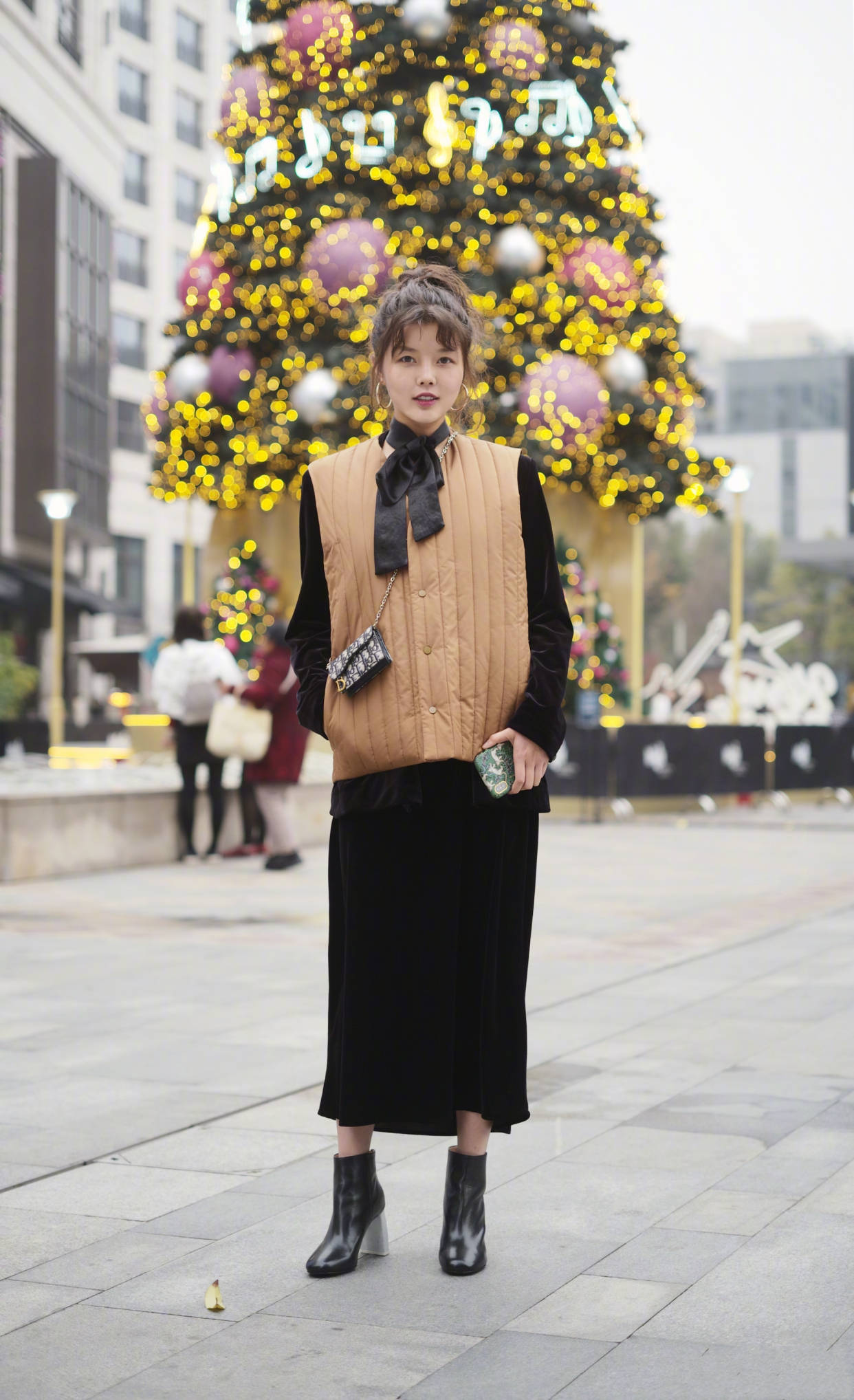 清新 最近流行一种“混搭穿法”，叫“羽绒服+半裙”，保暖显瘦又时髦