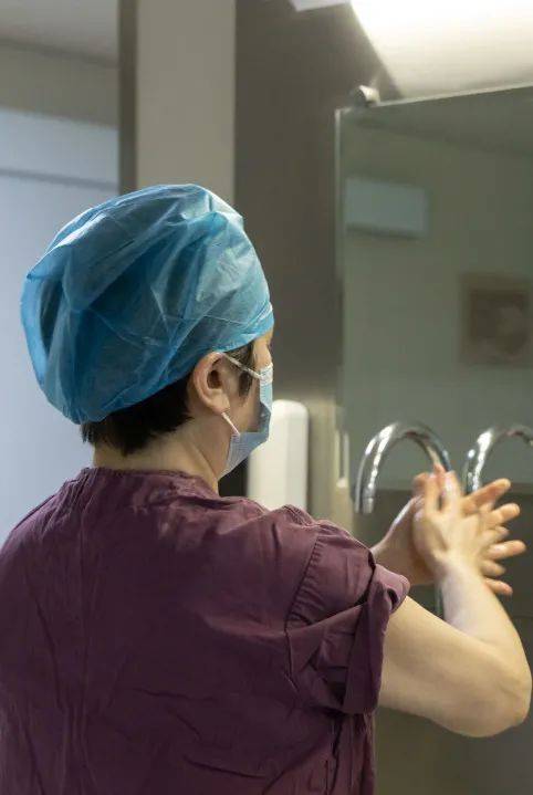 事务千头万绪曹院长在进行术前的准备工作换上手术服仔细洗手,消毒8