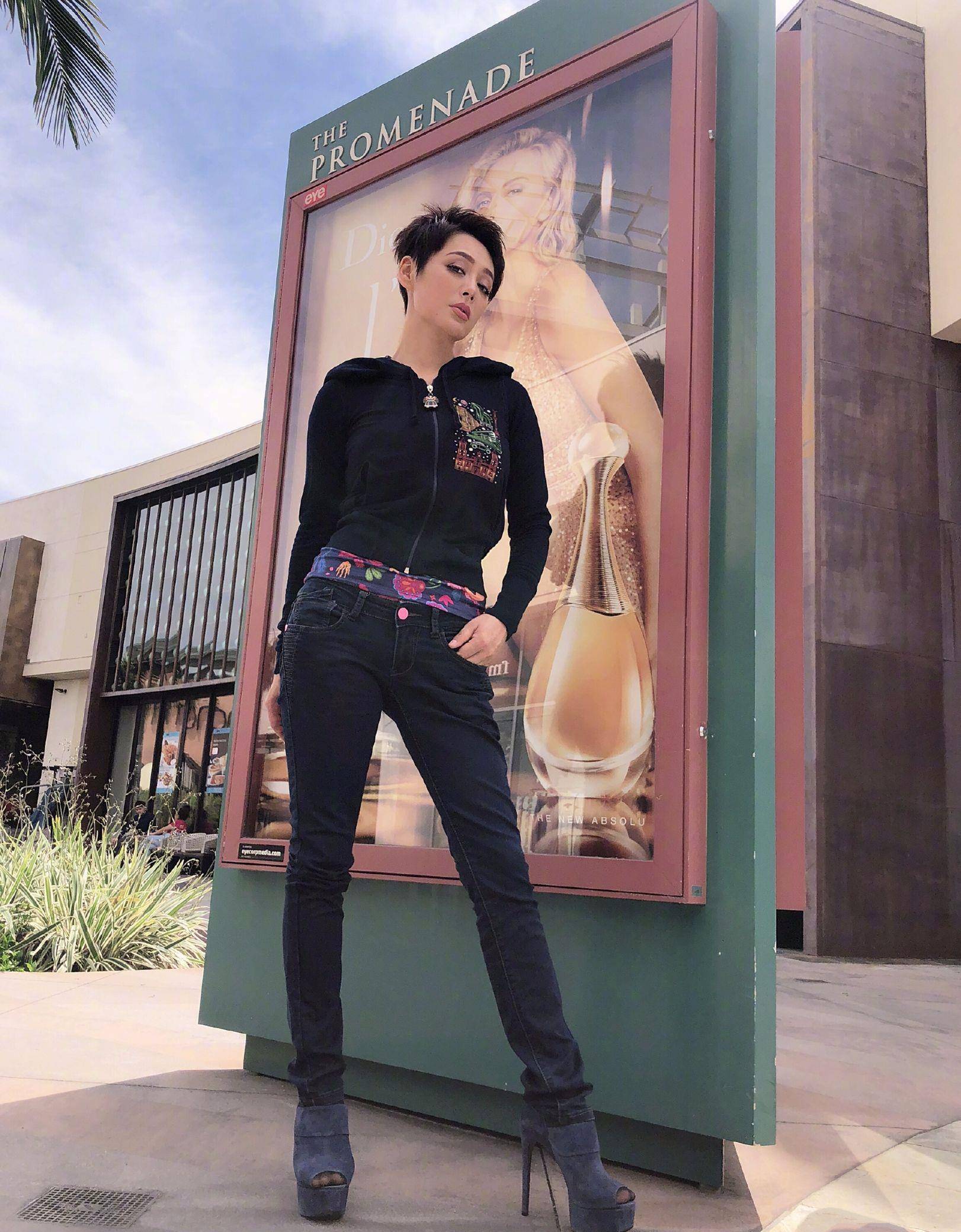 藏蓝色 47岁宁静晒美照，头戴芍药花配玫红色上衣，艳丽造型十分吸睛