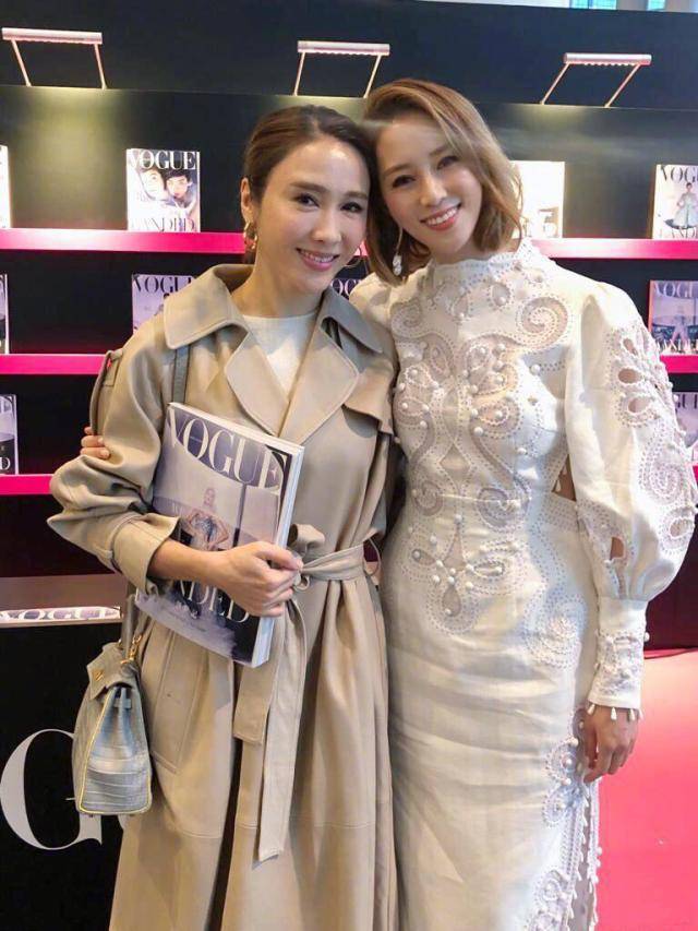 富商 47岁黎姿携富商丈夫现活动，裸粉色连衣裙配丸子头，气质高贵优雅