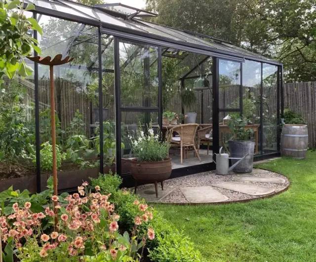 玻璃阳光房和木篱笆,唤醒春天._庭院_植物_铝合金